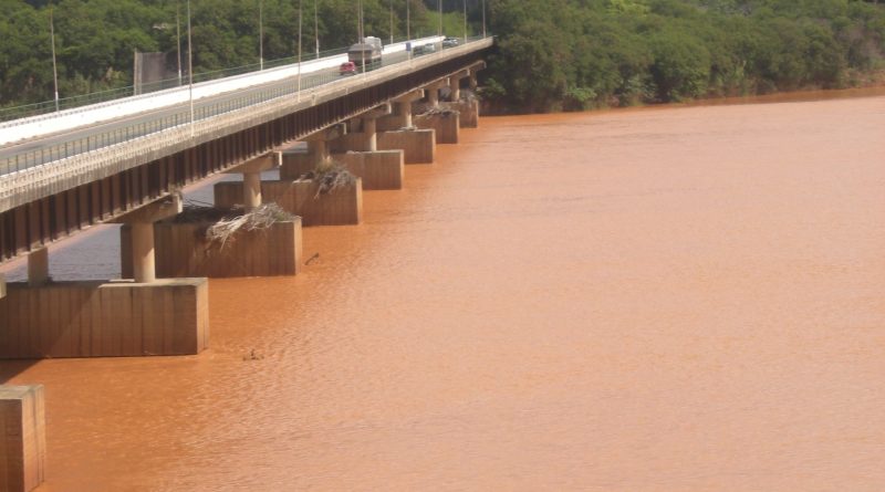 Durch Dammbruch von Mariana verseuchter Fluss Rio Doce. Foto: Christian Russau (März 2016)