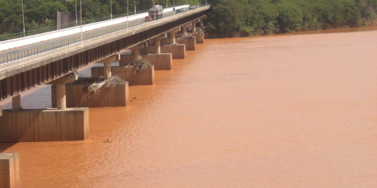 Durch Dammbruch von Mariana verseuchter Fluss Rio Doce. Foto: Christian Russau (März 2016)