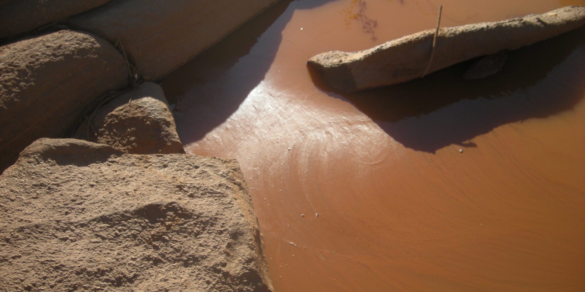 So sieht durch einen Dammbruch eines Tailings (hier: in Folge des Bruchs von Mariana, 2015) das Flusswasser aus: schwermetallverseucht, ungenießbar als Trinkwasser, nicht brauchbar für Landwirtschaft. Foto: christian russau So sieht durch einen Dammbruch eines Tailings (hier: in Folge des Bruchs von Mariana, 2015) das Flusswasser aus: schwermetallverseucht, ungenießbar als Trinkwasser, nicht brauchbar für Landwirtschaft. Foto: christian russau
