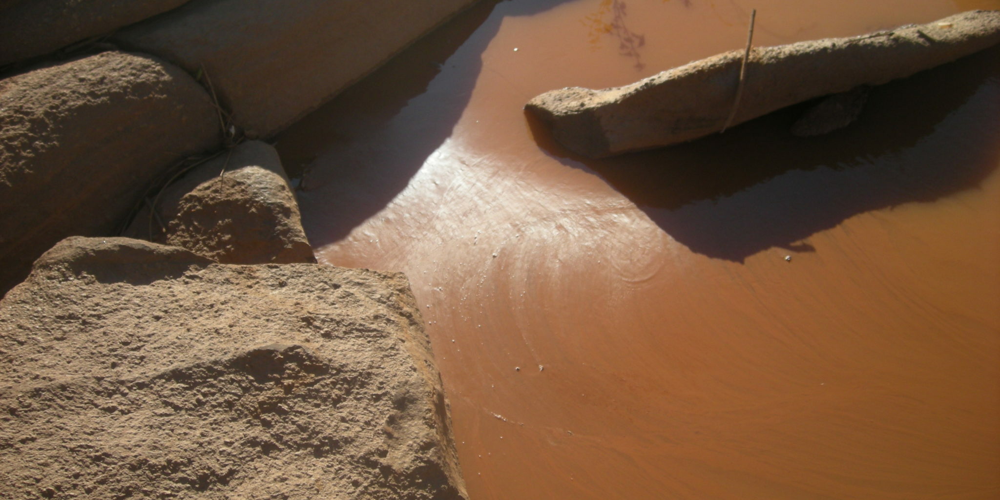 Symbolbild Flussverseuchung durch Tailing-Dammbruch. Hier: Mariana-Dammbruch verseucht den Rio Doce, Foto aufgenommen in der Terra Indígena Krenak. Foto: christian russau Symbolbild Flussverseuchung durch Tailing-Dammbruch. Hier: Mariana-Dammbruch verseucht den Rio Doce, Foto aufgenommen in der Terra Indígena Krenak. Foto: christian russau