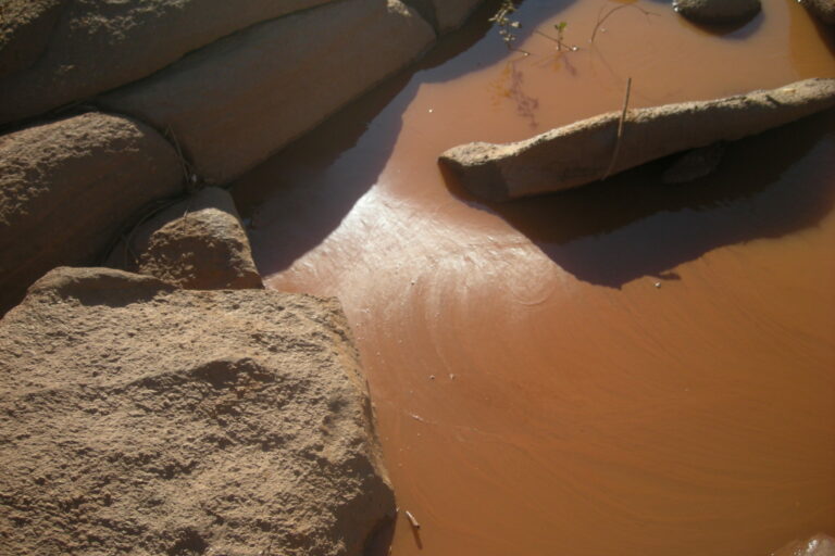 Symbolbild Flussverseuchung durch Tailing-Dammbruch. Hier: Mariana-Dammbruch verseucht den Rio Doce, Foto aufgenommen in der Terra Indígena Krenak. Foto: christian russau Symbolbild Flussverseuchung durch Tailing-Dammbruch. Hier: Mariana-Dammbruch verseucht den Rio Doce, Foto aufgenommen in der Terra Indígena Krenak. Foto: christian russau
