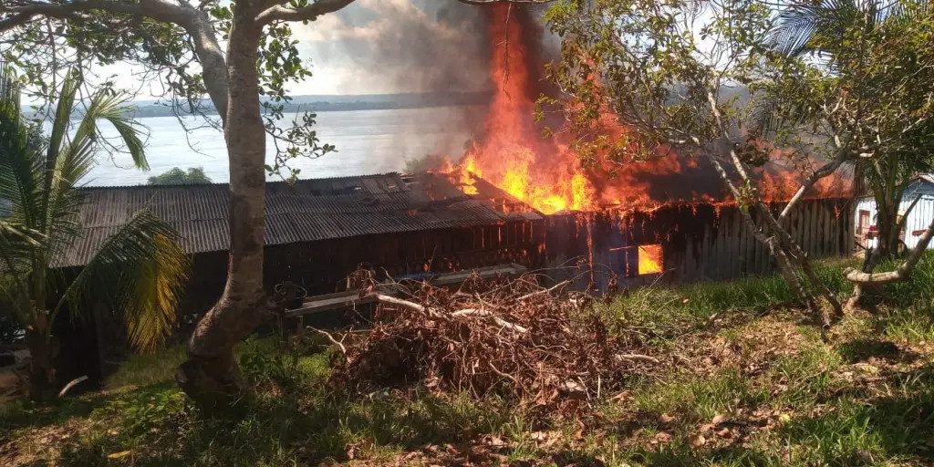 casa-queimada-foto-Munduruku Ipereg-Ayu Haus von Maria Leusa Kaba von Mob in Brand gesetzt.