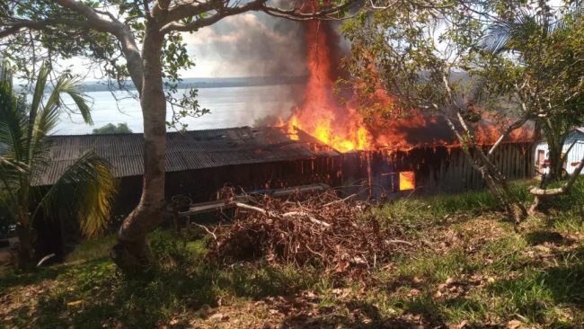 casa-queimada-foto-Munduruku Ipereg-Ayu Haus von Maria Leusa Kaba von Mob in Brand gesetzt.