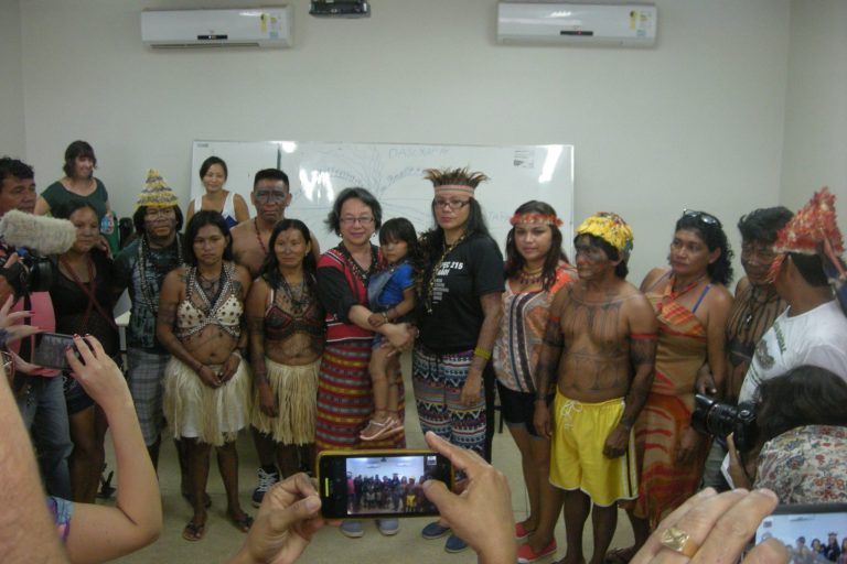 munduruku-mit un-sonderberichterstatterin-foto_christian russau Munduruku mit UN-Sonderberichterstatterin 2016