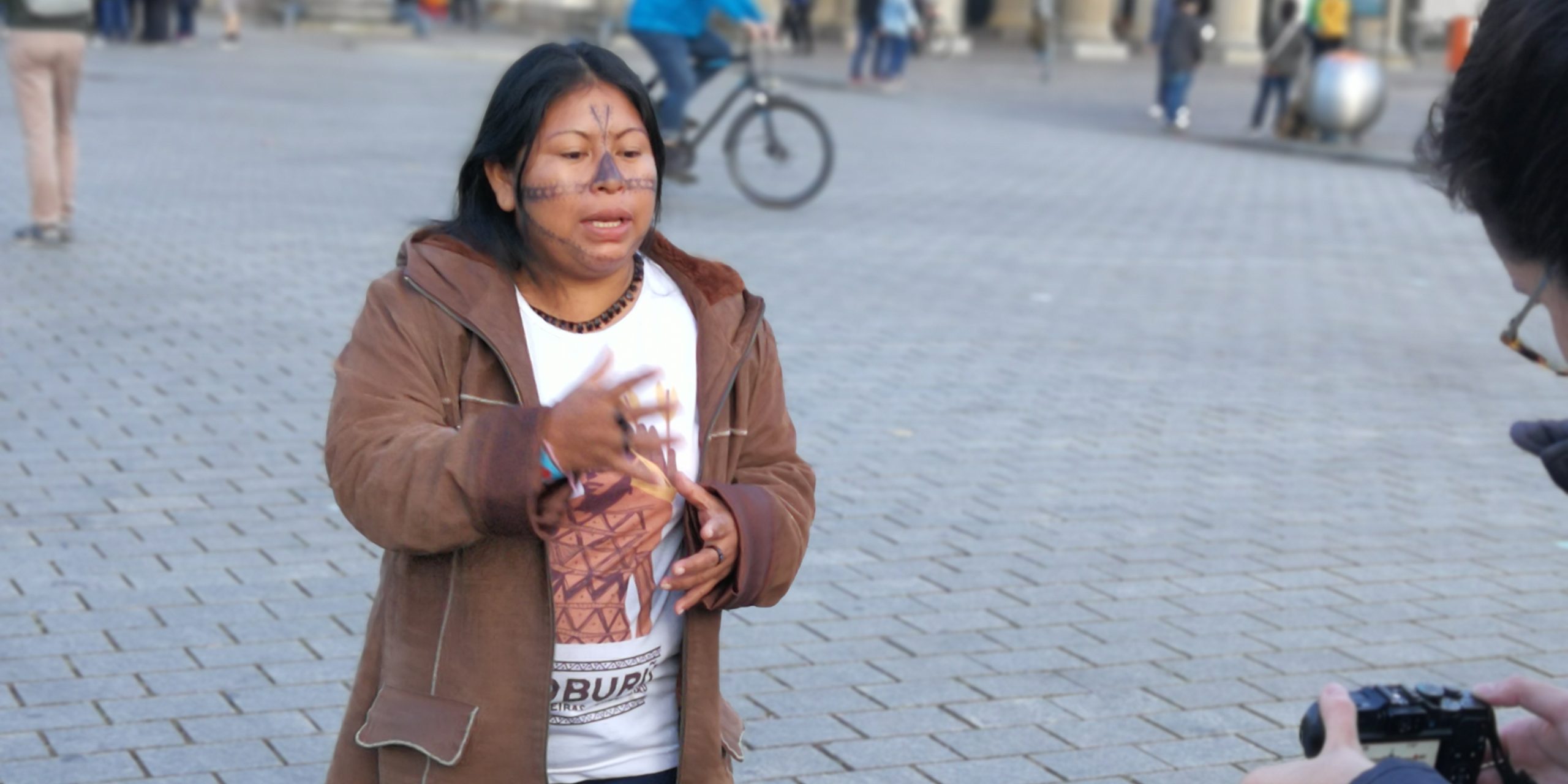Alessandra Munduruku vor dem Brandenburger Tor. Foto: christianrussau