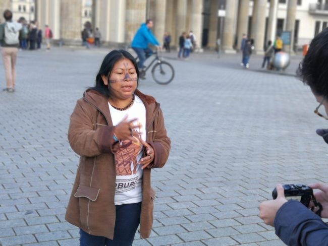 Alessandra Munduruku vor dem Brandenburger Tor 2019-foto-christian russau Alessandra Munduruku vor dem Brandenburger Tor. Foto: christianrussau