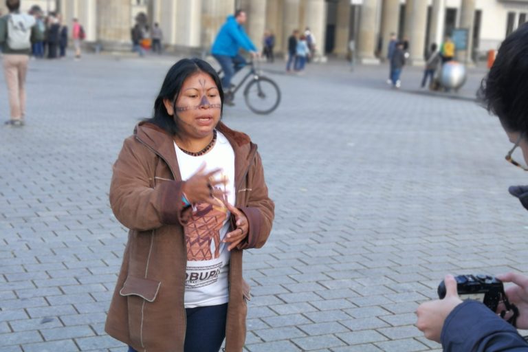Alessandra Munduruku vor dem Brandenburger Tor 2019-foto-christian russau Alessandra Munduruku vor dem Brandenburger Tor. Foto: christianrussau