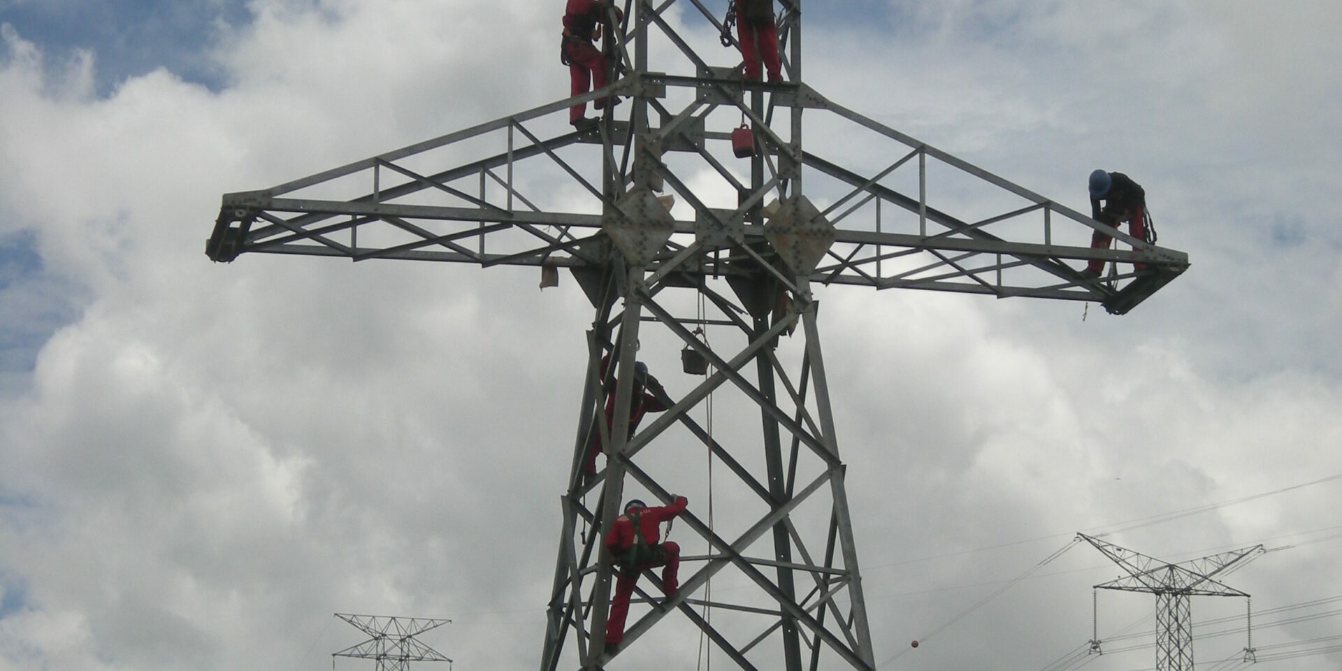Bau einer Stromleitung in Amazonien [Symbolbild], Foto: christian russau