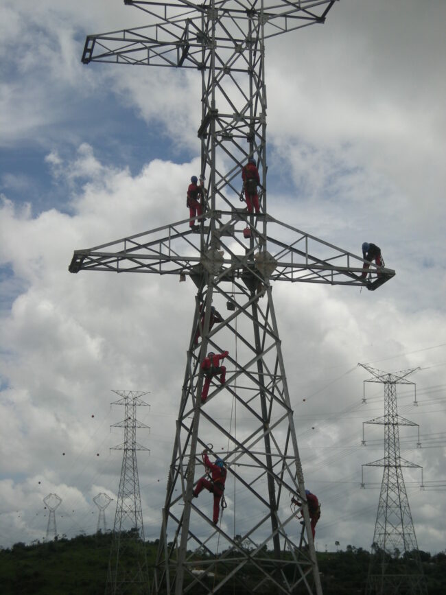 Bau einer Stromleitung in Amazonien [Symbolbild], Foto: christian russau