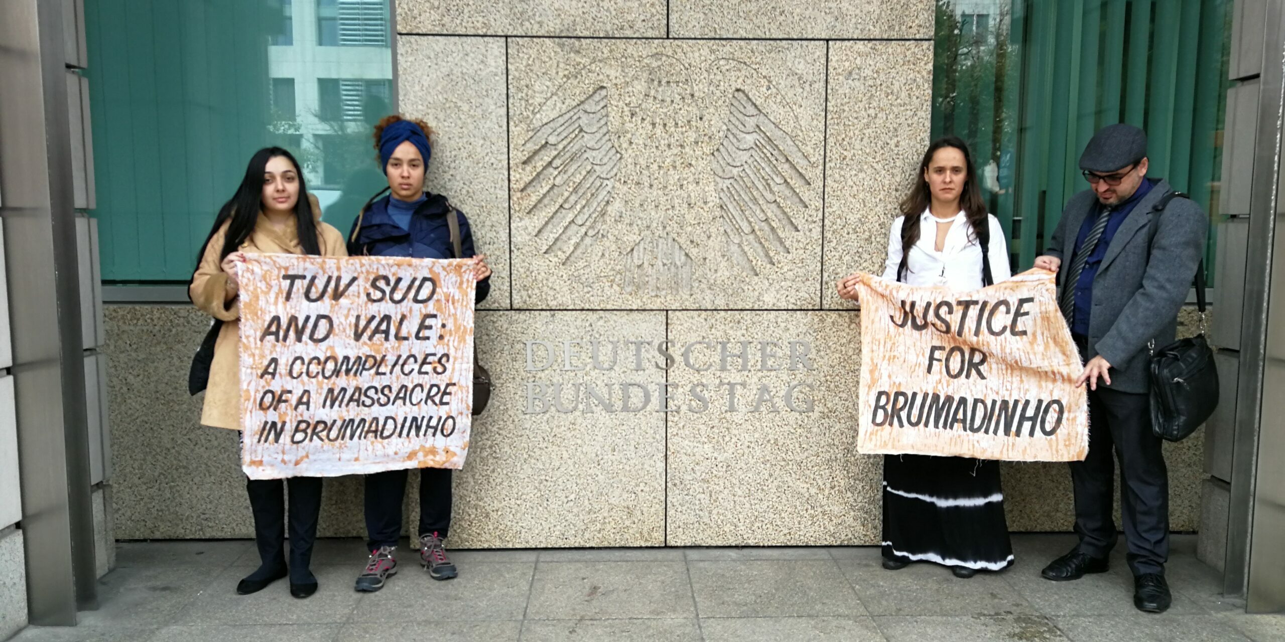Delegation 2019 aus Brumadinho vor dem Deutschen Bundestag-foto-christian russau Delegation aus Brumdinho vor dem Deutschen Bundestag, 2019. Foto: Christian Russau