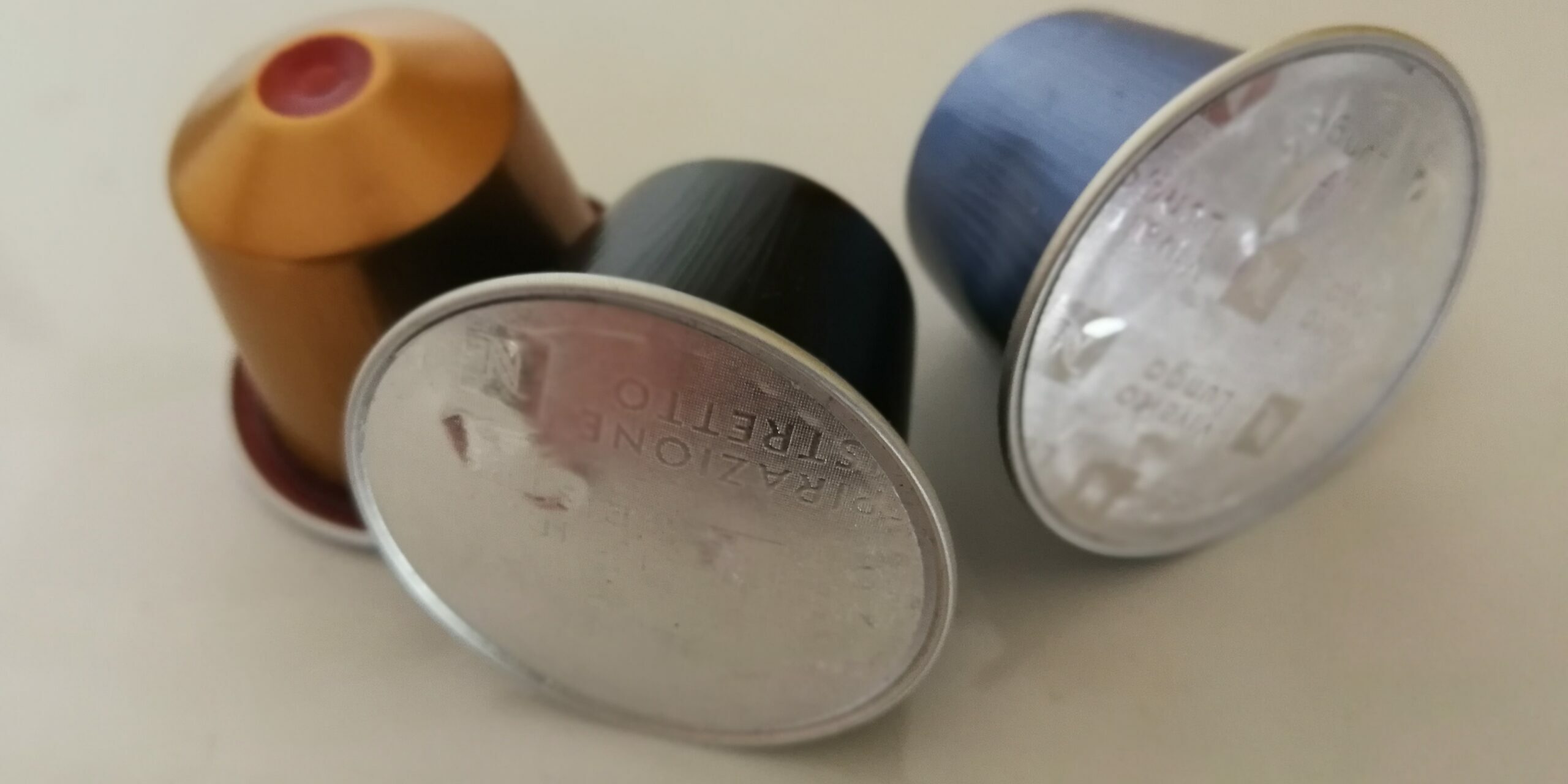 Aus Bauxit wird Aluminium und daraus werden Alukapseln für den guten Geschmack des Kaffees: zu welchem sozialen und ökologischen Preis? Foto: christianrussau