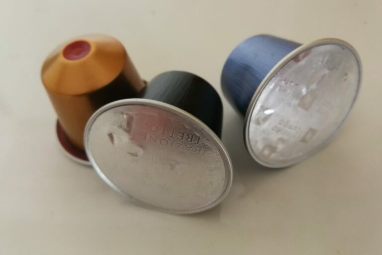 Alukapseln-Foto-christian_russau Aus Bauxit wird Aluminium und daraus werden Alukapseln für den guten Geschmack des Kaffees: zu welchem sozialen und ökologischen Preis? Foto: christianrussau