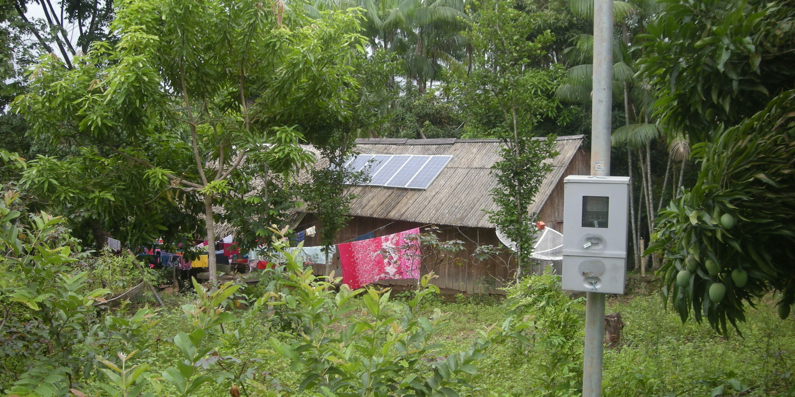 DSCN7498 Solarenergie auf dem Dach und Stromzähler vor dem Haus. Am Xingu. Foto: christianrussau