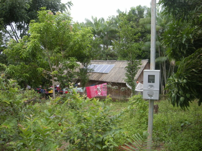 DSCN7498 Solarenergie auf dem Dach und Stromzähler vor dem Haus. Am Xingu. Foto: christianrussau