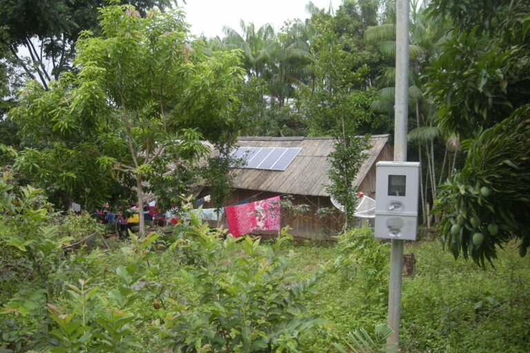 DSCN7498 Solarenergie auf dem Dach und Stromzähler vor dem Haus. Am Xingu. Foto: christianrussau