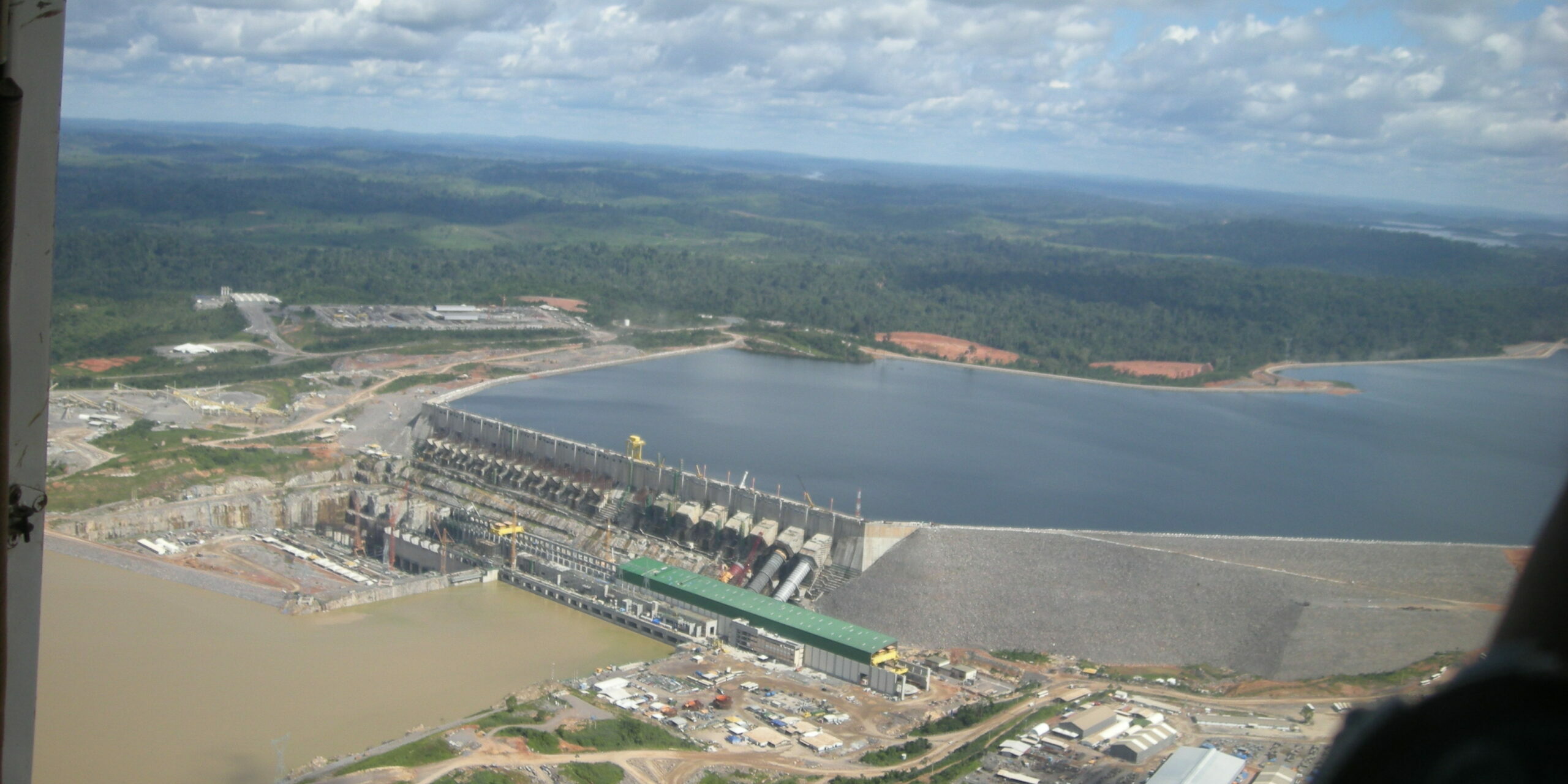 Der Staudamm Belo Monte am Xingu-Fluss in Pará. Krasses Beispiel, wie Infrastrukturvorhaben in den politischen Zentralen des Landes über die Köpfe der lokal Betroffenen vor Ort hinweg entschieden wurde. Foto: Christian Russau [2016]