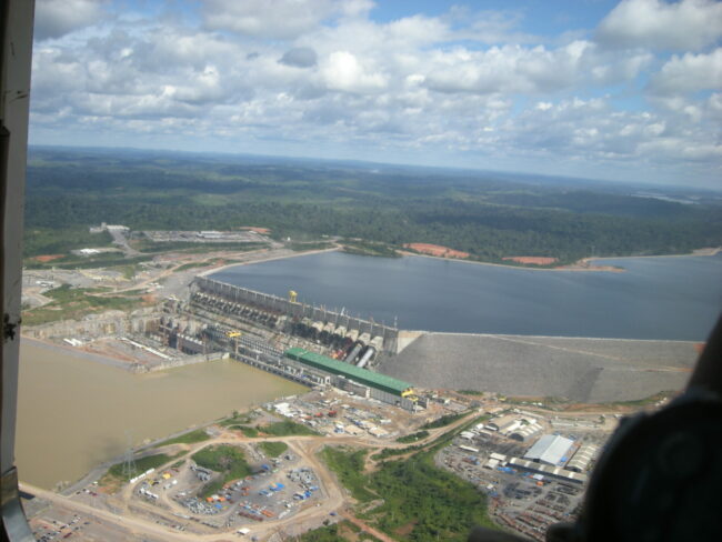 Der Staudamm Belo Monte am Xingu-Fluss in Pará. Krasses Beispiel, wie Infrastrukturvorhaben in den politischen Zentralen des Landes über die Köpfe der lokal Betroffenen vor Ort hinweg entschieden wurde. Foto: Christian Russau [2016]