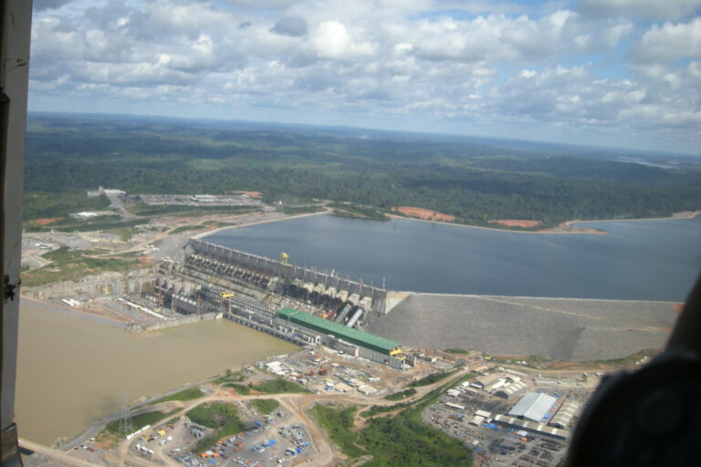 Der Staudamm Belo Monte am Xingu-Fluss in Pará. Krasses Beispiel, wie Infrastrukturvorhaben in den politischen Zentralen des Landes über die Köpfe der lokal Betroffenen vor Ort hinweg entschieden wurde. Foto: Christian Russau [2016]