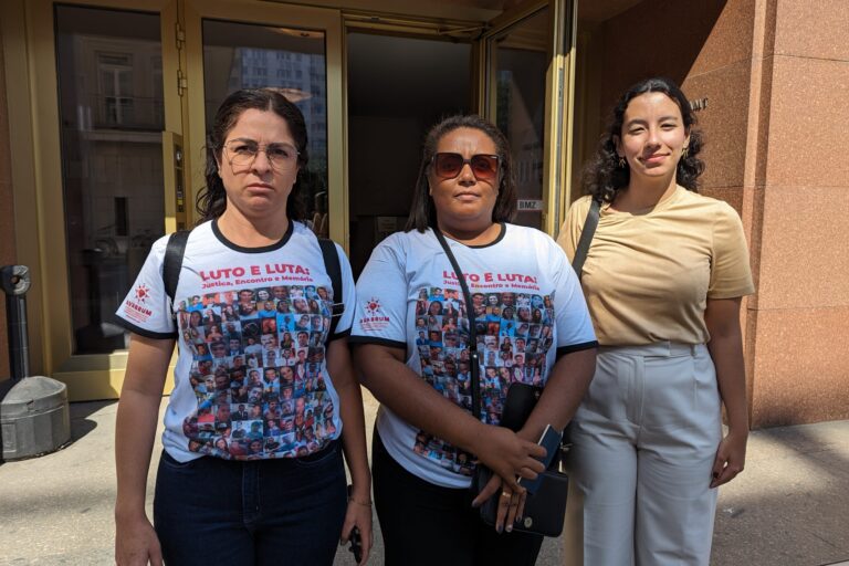 Von_links-nach_rechts-Josiane_Nayara_Thabata-foto-Christian_Russau Josiane de Oliveira Melo und Nayara Cristina Dias Porto Ferreira von Avabrum und deren Rechtsanwältin Thabata Pena Pereira vom Instituto Cordilheira. Foto: Christian Russau