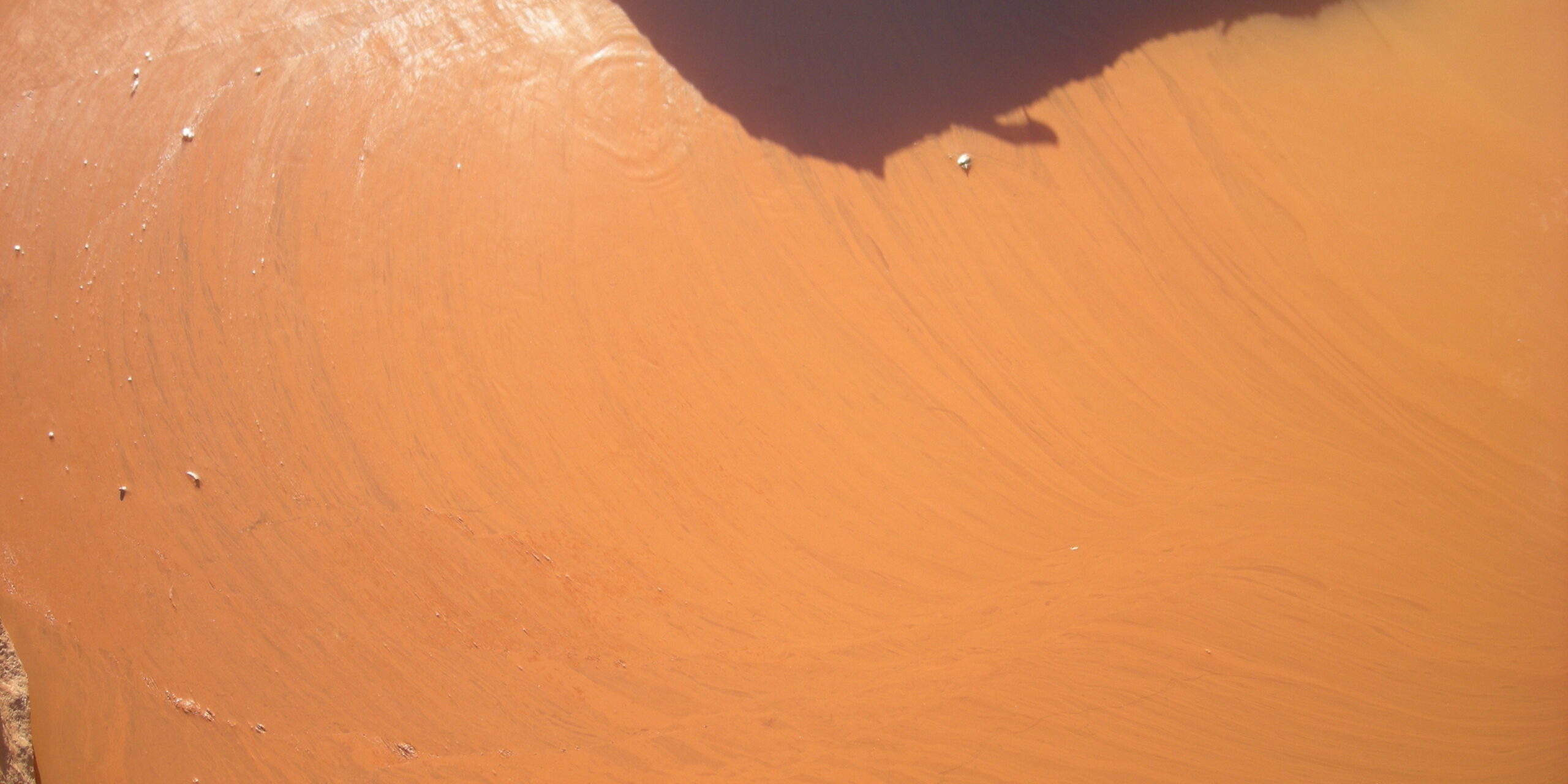 Flusswasser des Rio Doce nach dem Dammbruch der Samarco. Foto: christian russau [2016]
