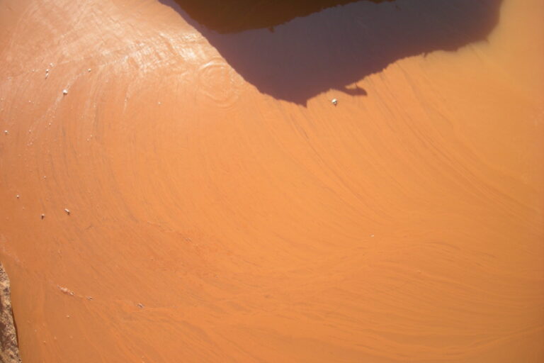 Flusswasser des Rio Doce nach dem Dammbruch der Samarco. Foto: christian russau [2016]