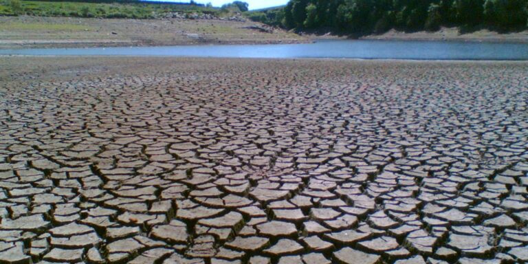 Drought,_Holden_Wood_Reservoir,_Haslingden_Grane_-_geograph.org.uk_-_1925559